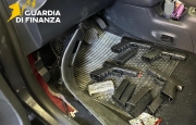 In dogana con cocaina e pistole: arrestati