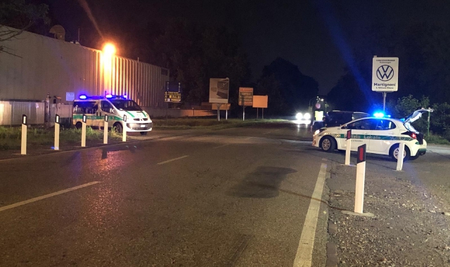 Vede gli agenti, lascia lo zaino con la droga e fugge