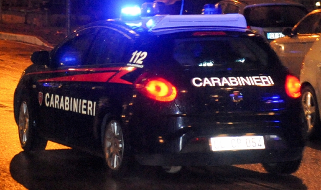 Ladri in fuga, carabiniere quasi investito, minacce col cacciavite: un arresto