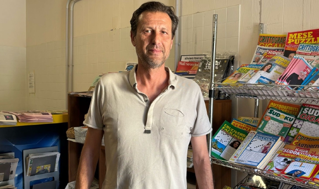 Fabio Guastone nella sua edicola di Santa Maria Maggiore. Impossibile fotografarlo con una copia di Prealpina: tutte vendute