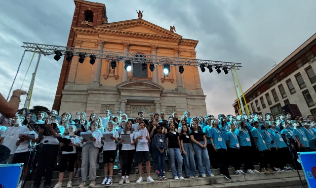 Gli alunni delle scuole medie gallaratesi che si sono esibiti prima dello show