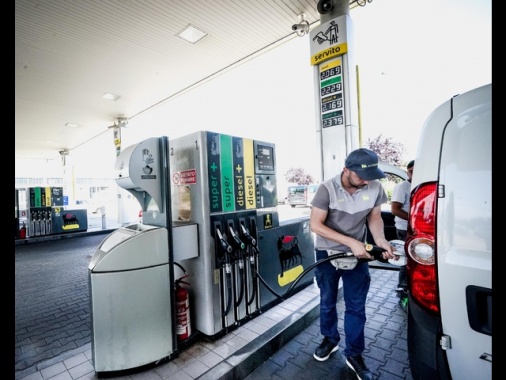 Codacons, verde in autostrada sfonda soglia dei 2,3 euro