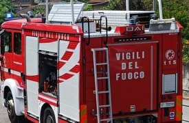 Casetta di legno in fiamme, uomo soccorso