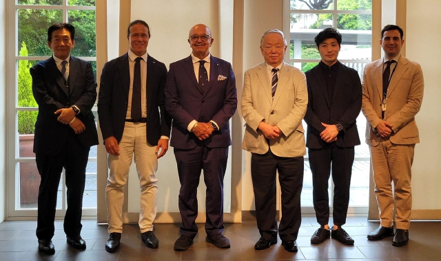 Andrea e Agostino Molina, rispettivamente secondo e terzo da sinistra, durante uno degli incontri dei giorni scorsi a Tokyo