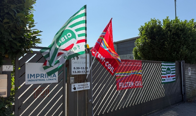 Stipendi in ritardo, lavoratori in protesta a Lonate