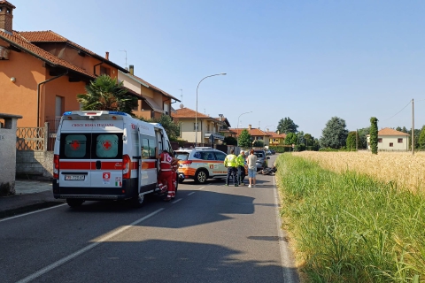 Moto contro auto, grave 19enne
