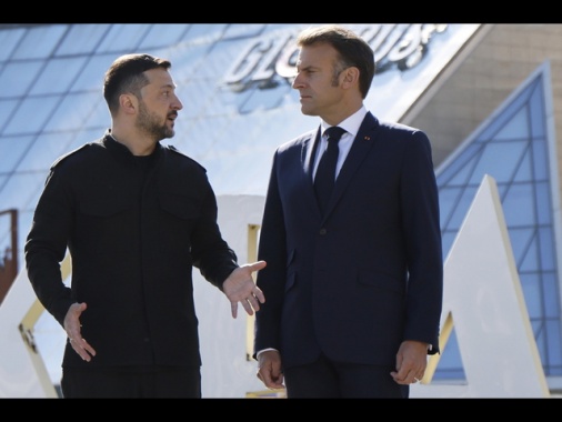 Zelensky vede Macron, 'valutiamo più aerei Mirage a Kiev'