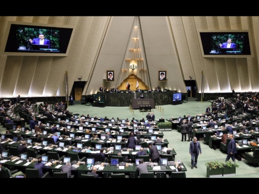 Ok Parlamento iraniano a sospendere cooperazione con Aiea