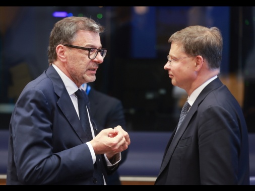 Giorgetti, banche? Vedo solo operazioni di carta, singolare
