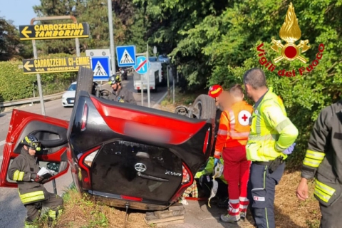 Si ribalta con l’auto, ferita 79enne