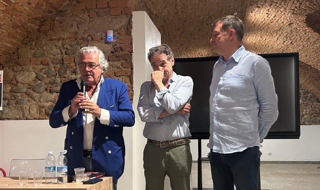 Marco Mancini mentre parla al microfono alla sala Numm. A destra il sindaco Pietro Zappamiglio