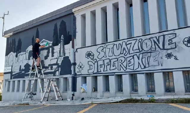 La scuola chiude: cimitero disegnato sul muro per protesta