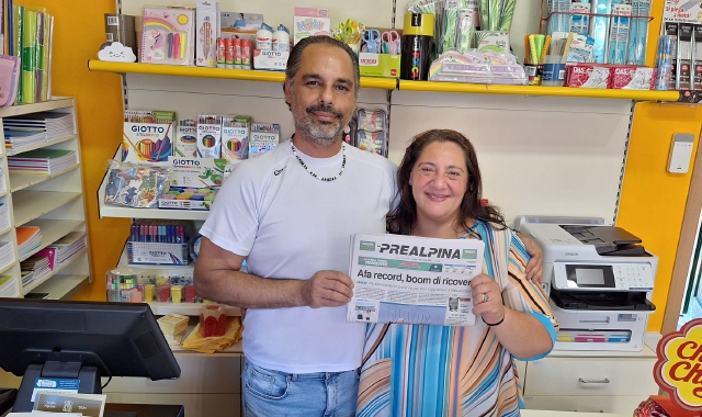 I nuovi gestori dell’edicola con la Prealpina di oggi, sabato 28 giugno