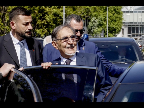 La Russa, a Budapest anche un fiore alle vittime del comunismo?