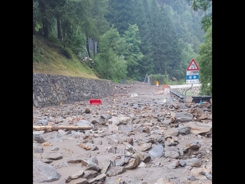 Frane sulla strada regionale di Cogne, paese isolato