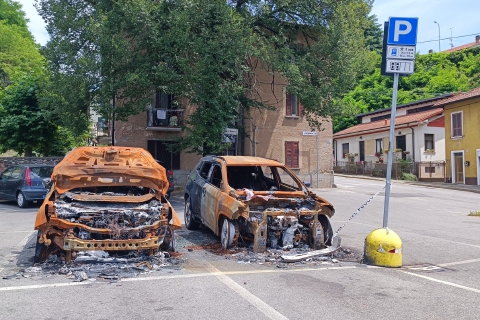 Varese: rimosse le auto divorate dalle fiamme