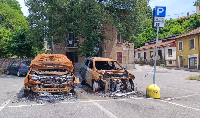 Le due auto incendiate che sono state rimosse a Valle Olona
