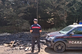 Brucia rifiuti e rischia di incendiare il bosco, denunciato
