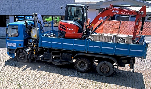 Il camion con escavatore rubato a Gazzada Schianno