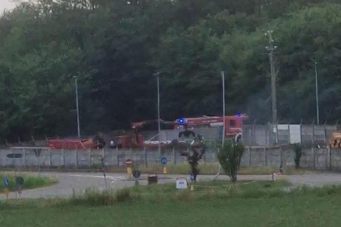 Incendio e nuvola di fumo: paura a Cantello