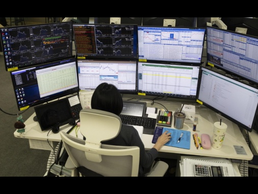 Borsa: l'Asia chiude debole, attesa per i dati Usa