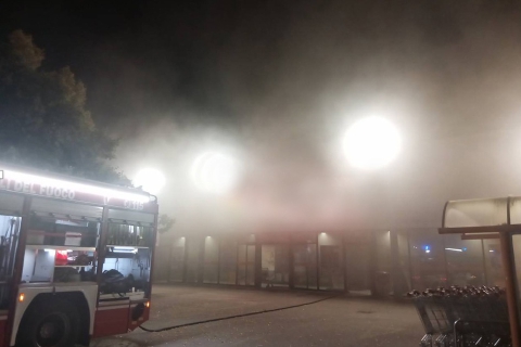 Corto circuito nel supermercato, incendio nella notte