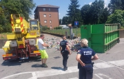 Boato e lattine sull’asfalto: camion si ribalta ad Arcisate