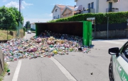 Boato e lattine sull’asfalto: camion si ribalta ad Arcisate