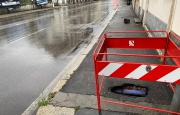 Varese, buca nel marciapiede: sotto scorre un 