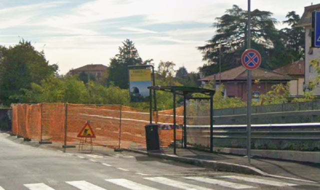 La fermata del bus rimasta senza alberi