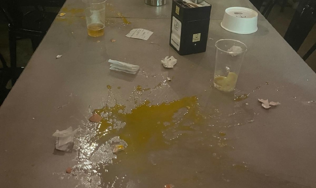Le uova lanciate contro il locale di corso Bernacchi a Tradate