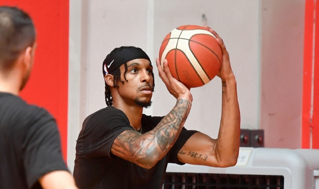 Gray saluta l'Ojm e va in Grecia