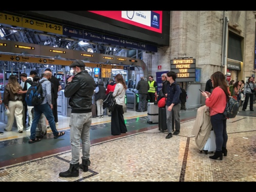 Treno Italo colpito da fulmine,fermo sulla Milano-Bologna