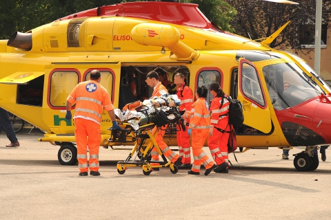 Cade dal tetto di un capannone: soccorso 44enne a Brebbia