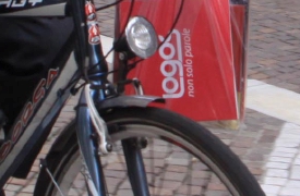Droga nel fanale della bici: nei guai
