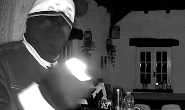 Un malvivente immortalato da una telecamera interna a un locale del Varesotto: un fenomeno che cresce e che preoccupa sia i titolari sia la clientela. La priorità sono sicurezza e lotta al degrado