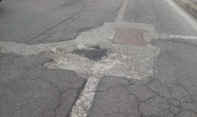 Le strade dissestate dopo gli scavi per la posa dei sottoservizi sono un pericolo soprattutto per i ciclisti (foto Archivio)
