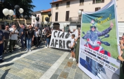 Le moto, la gigantografia, le lacrime: ultimo abbraccio a Omar