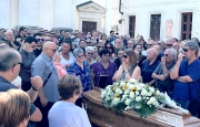 Le moto, la gigantografia, le lacrime: ultimo abbraccio a Omar