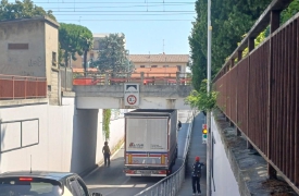 Camion incastrato nel sottopasso a Canegrate