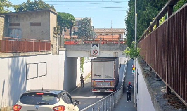 Camion incastrato nel sottopasso a Canegrate