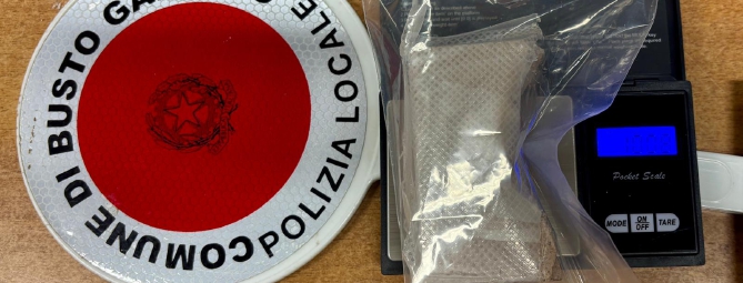 Spacciatori in fuga perdono un etto di eroina
