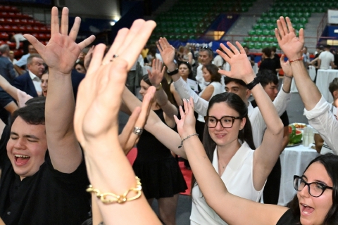 Dopo il diploma la festa: musica e balli al PalaBorsani