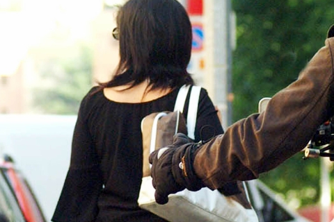 Non si gira dall’altra parte: insegue lo scippatore e recupera la borsa