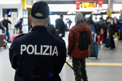 Tentano di impedire un rimpatrio: lontane da Malpensa per tre anni