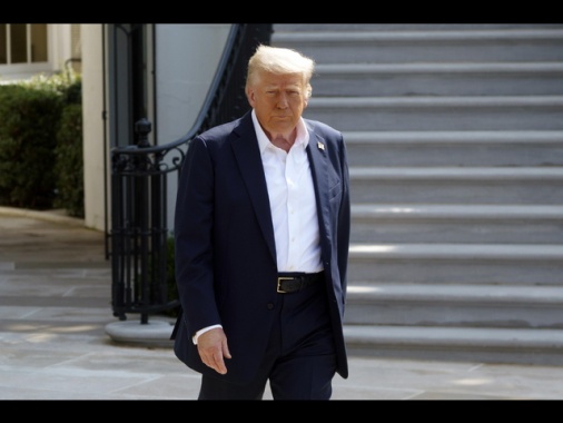 Trump annuncia dazi al 30 % per la Ue
