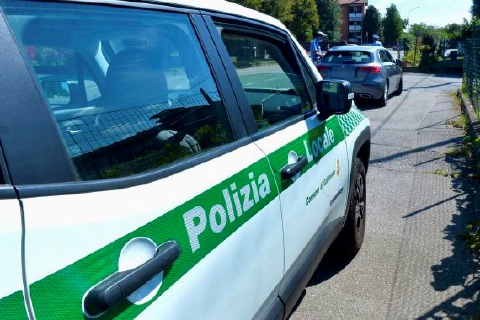 In auto senza assicurazione, inseguimento a Gallarate