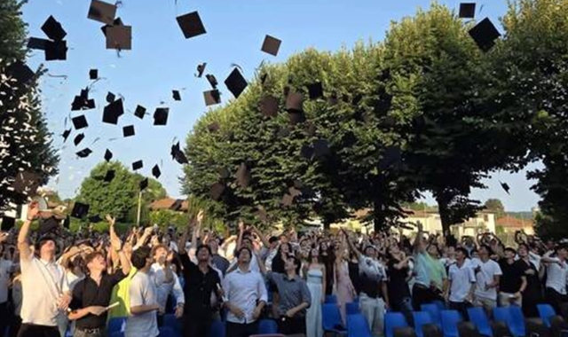 Il momento suggestivo del lancio del “tocco”, il cappello in origine simbolo degli universitari, al Diploma day all’istituto Dalla Chiesa di Sesto