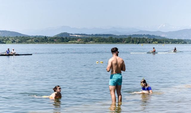 Sopra, il documento del Comune allegato all’ordinanza di balneazione alla Schiranna. Il documento specifica il divieto di fare il bagno in tutto il parco Zanzi e nel tratto davanti alla sede della Canottieri. Per le gare in programma nel fine settimana