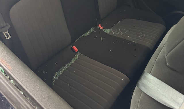 Il giovane ha anche spaccato un finestrino dell’auto di servizio dei carabinieri